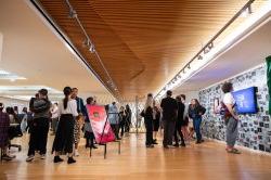 参观者参加在西格尔画廊举行的开幕招待会.